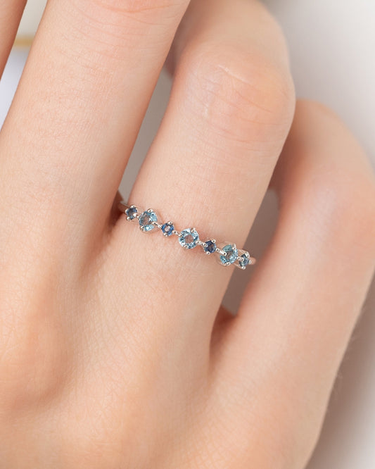 Bague demi-éternité saphir bleu et topaze bleue en or vermeil 18 carats