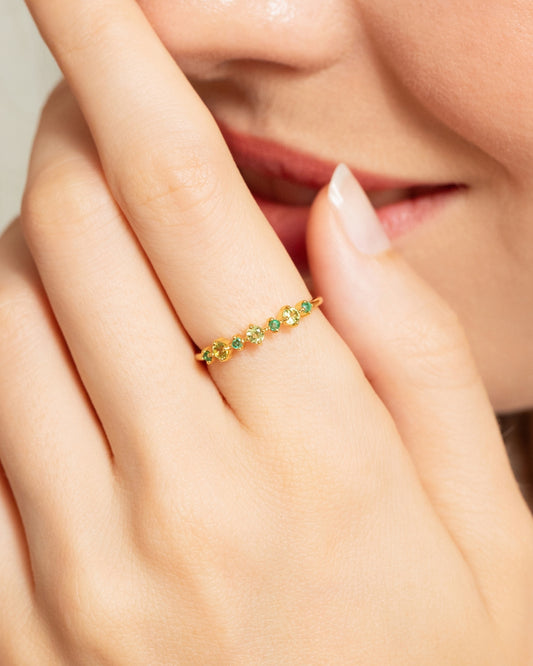 Alianza de media eternidad con esmeralda y peridoto en oro vermeil de 18 quilates