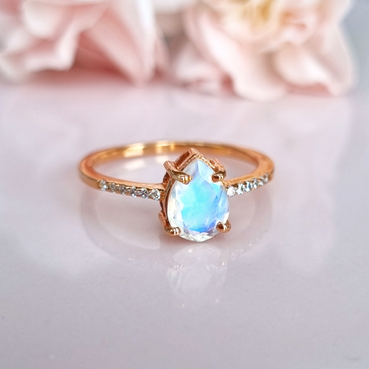 Anillo con piedra lunar arcoíris de oro vermeil rosa