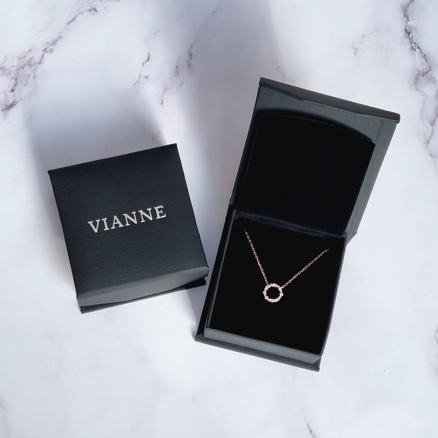Vianne Jewellery Necklace Box with Circle Eternity Necklace